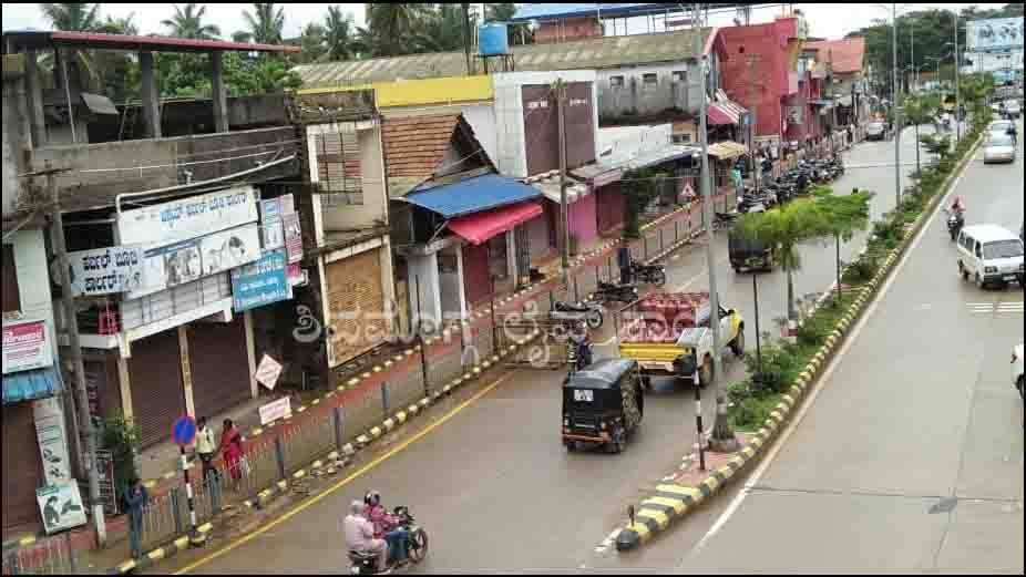 ತೀರ್ಥಹಳ್ಳಿ ಸಂಪೂರ್ಣ ಸ್ಥಬ್ಧ, ಅಂಗಡಿಗಳು ಬಂದ್, ಖಾಸಗಿ ಬಸ್ ಸ್ಟಾಪ್ 1 100719 Sharavathi Protest at thirthahalli 1