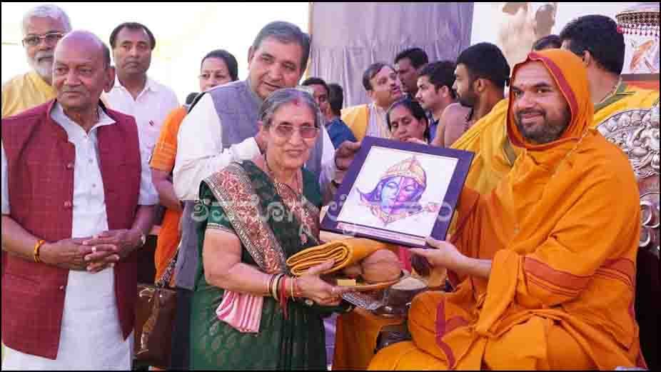 040320 Modi Wife Jashoda Ben visit Hosanagara 1