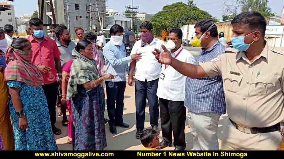 ನವುಲೆ ಚಾನಲ್ ಏರಿಯಾದ ಮಹಿಳೆಯರಿಂದ ದಿಢೀರ್ ಪ್ರತಿಭಟನೆ, ಕಾರ್ಪೊರೇಟರ್ ಜೊತೆ ವಾಗ್ವಾದ, ಕಾರಣವೇನು? ಮುಂದೇನಾಯ್ತು? 1 040420 Navule Protest in Shimoga 1