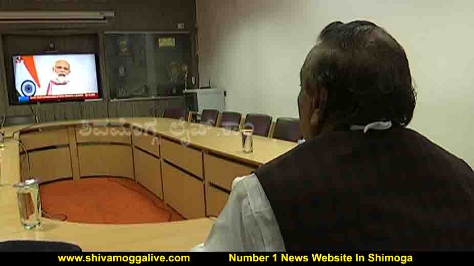 140420 Eshwarappa Watching Modi Programme 1