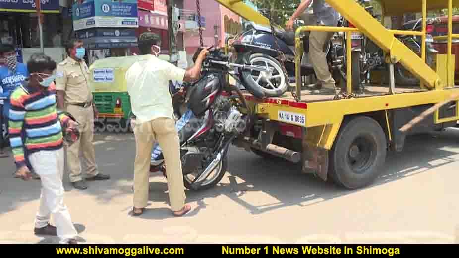 ಶಿವಮೊಗ್ಗದಲ್ಲಿ ಕಾರಣವಿಲ್ಲದೆ ರೋಡಿಗಿಳಿದ ವಾಹನಗಳು ಸೀಜ್, ರಾಜಕಾರಣಿಗಳಿಗೂ ಬಿಸಿ ಮುಟ್ಟಿಸಿದ ಪೊಲೀಸ್
