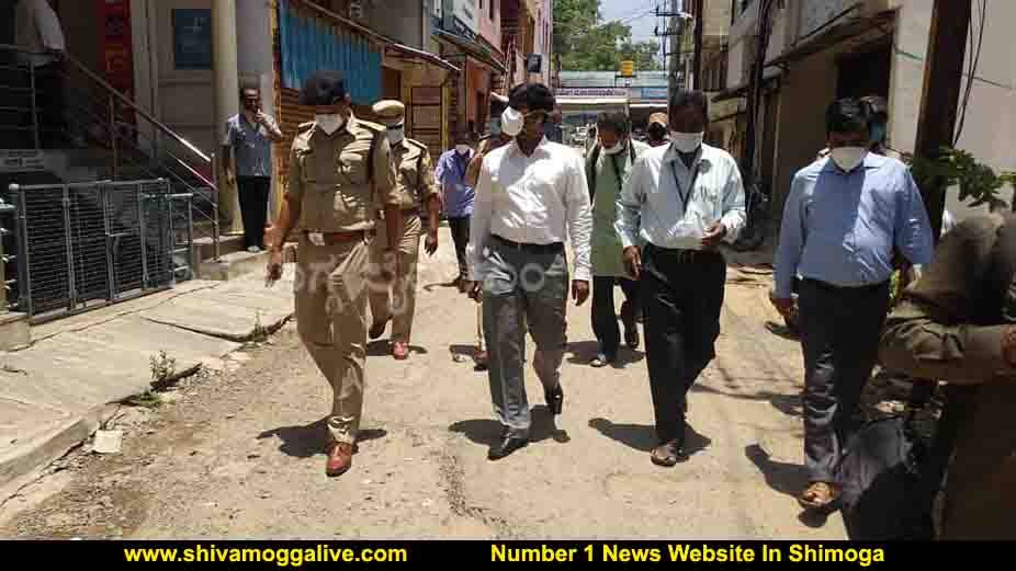 290420 DC SP visit Gandhi Bazaar 1