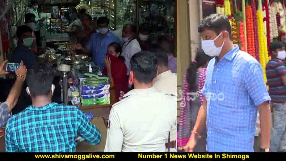 050520 Tahasildhar Sudden Visit To Gandhi Bazaar 1