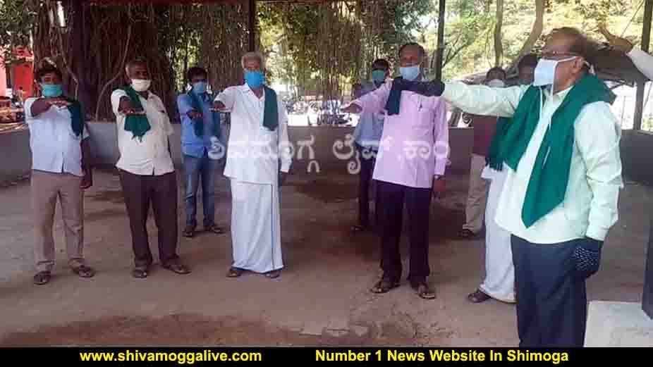 ಕರೋನ ಭಯ ದೂರಾಗಿಸಲು ಶಿವಮೊಗ್ಗ ರೈತರಿಂದ ವಿಭಿನ್ನ ಜಾಗೃತಿ, ಜಿಲ್ಲಾಧಿಕಾರಿ ಕಚೇರಿ ಮುಂದೆಯೇ ಪ್ರತಿಜ್ಞಾವಿಧಿ