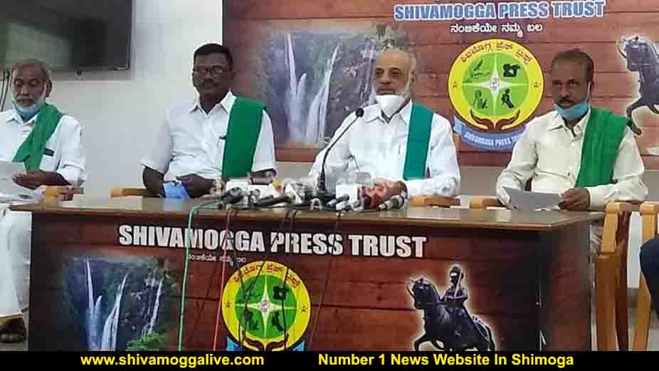 ‘ಕಾಯ್ದೆ ತಿದ್ದುಪಡಿಯಿಂದ ರೈತ ಕುಲವೇ ನಾಶವಾಗಲಿವೆ, ರೈತರು ಕಾರ್ಮಿಕರಾಗುತ್ತಾರೆ’ ಶಿವಮೊಗ್ಗದಲ್ಲಿ ಅನ್ನದಾತರ ಆಕ್ರೋಶ