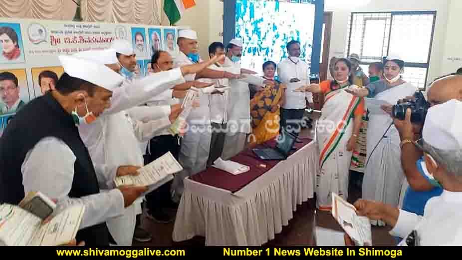 ಶಿವಮೊಗ್ಗದಲ್ಲಿ ಪ್ರತಿಜ್ಞಾ ದಿನ, ಸಿಹಿ ಹಂಚಿದ ಸಂಭ್ರಮ, ಕಾಂಗ್ರೆಸ್ ಕಚೇರಿ ಮುಂದೆ ಹಬ್ಬದ ವಾತಾವರಣ