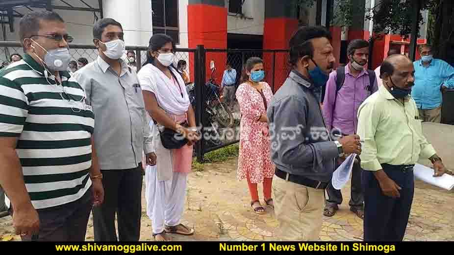 ಮೂರನೇ ವಾರಕ್ಕೆ ಕಾಲಿಟ್ಟ ಮೌನ ಪ್ರತಿಭಟನೆ, ಸೇವೆ ಕಾಯಂಗೆ ಅತಿಥಿ ಉಪನ್ಯಾಸಕರ ಮನವಿ