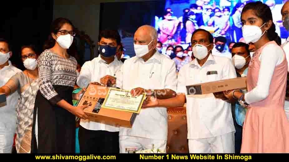 201020 Yedyurappa Distributes Laptops in Shikaripura 1