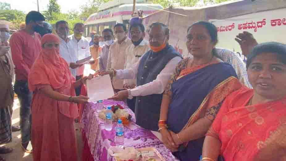 211120 Hakkupathra To Basavanagudi slum dwellers 1