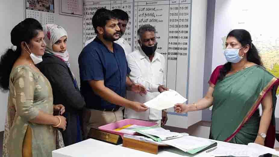 ಶಿವಮೊಗ್ಗದಲ್ಲಿ ಇನ್ನೆರಡು ದಿನ ನಿಷೇಧಾಜ್ಞೆ ಮುಂದುವರಿಕೆ, ಜನರ ಅಕ್ರೋಶ, ಕಾರಣವೇನು? 3 071220 Memorandum Against 144 section 1