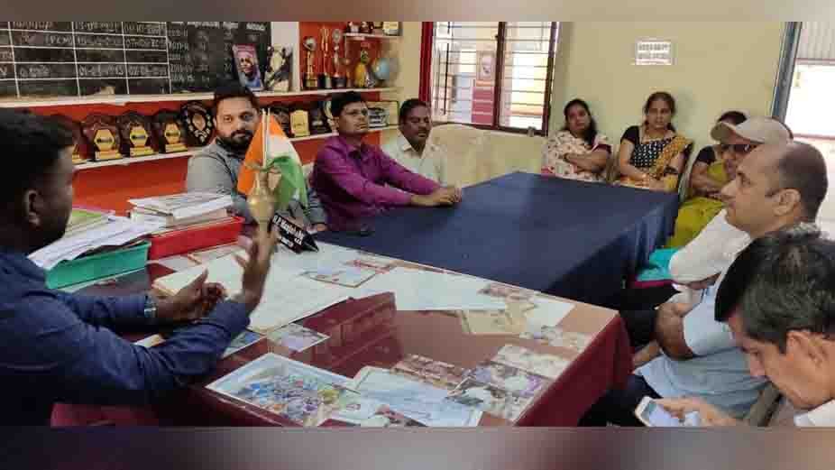 030121 Grama Panchayat Memebrs visit guddekeri School 1