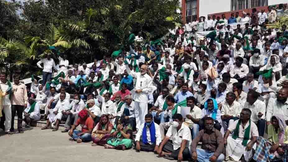 SHIMOGA | ಎಕರೆಗೆ 1 ಕೋಟಿ 25 ಲಕ್ಷ ಪರಿಹಾರ ಕೊಡಿ, ಅಡಕೆ ತೋಟಕ್ಕೆ 2.50 ಕೋಟಿ ಬೇಕು, ರೈತರ ಆಗ್ರಹ 1 030221 Relief Fund For Shimoga Shikaripur Ranebennur Railway 1