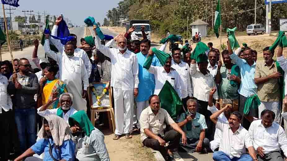 SHIMOGA | ಗಾಡಿಕೊಪ್ಪ ಸಮೀಪ ಸಾಗರ ರಸ್ತೆಯಲ್ಲಿ ಹೆದ್ದಾರಿ ತಡೆ, ಒಂದು ಗಂಟೆ ರಸ್ತೆಯಲ್ಲೇ ಕುಳಿತ ರೈತರು 4 060221 Farmers Protest in Sagara road 1