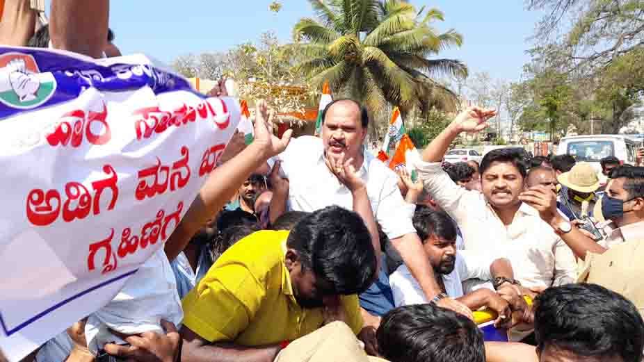 240221 Congress Protest in Front Of Shimoga Railway Station 1