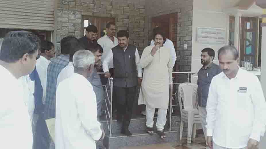 ಸಿಎಂ ಭೇಟಿ ಮೊದಲು ಕುಮಾರ್ ಬಂಗಾರಪ್ಪ ಮುನಿಸು, ಮನವೊಲಿಸಿ ಮನೆಯಿಂದ ಕರೆತಂದರು ಸಂಸದ ರಾಘವೇಂದ್ರ 2 280221 BY Raghavendra Visit Kumar Bangarappa House 1