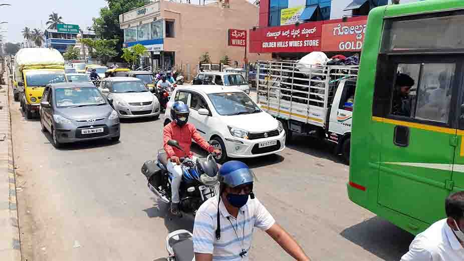 ಕಾರು, ಬೈಕು, ಬಸ್ಸು ಹತ್ತಿ ಬರ್ತಾನೆ ಇದ್ದಾರೆ ಜನ, ಶಿವಮೊಗ್ಗದ ಪ್ರಮುಖ ರಸ್ತೆಗಳಲ್ಲಿ ಟ್ರಾಫಿಕ್ ಜಾಮ್ 2 270421 Shimoga Traffic ahead of Lockdown 1