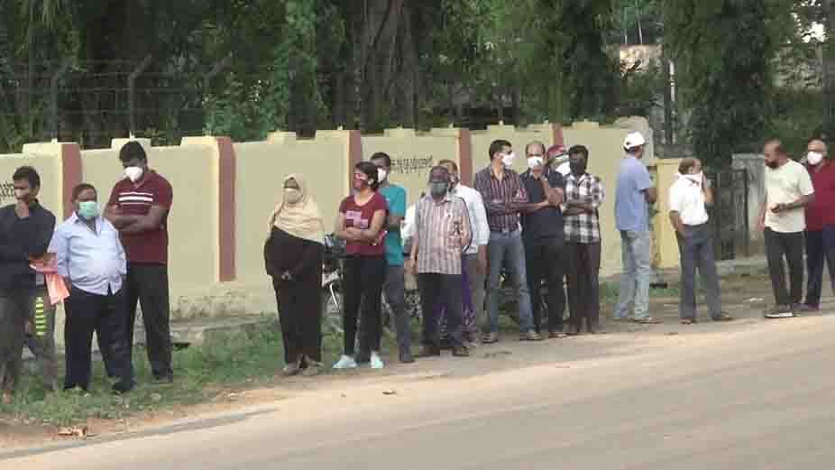 010521 Que for corona vaccine token in kuvempu road 1