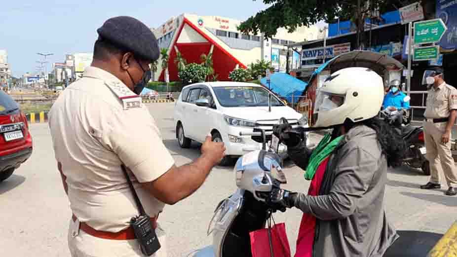 ಇನ್ನೂರು ರುಪಾಯಿ ಕೊಟ್ಟು ಚಿಕನ್ ತಂದವನಿಗೆ ಶಿವಮೊಗ್ಗದಲ್ಲಿ ಐನೂರು ರೂ. ದಂಡ 1 100521 lockdown police checking in Amir Ahmed Circle 1