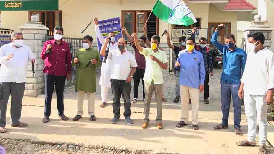 150521 Congress Protest in Shimoga During Lockdown 1