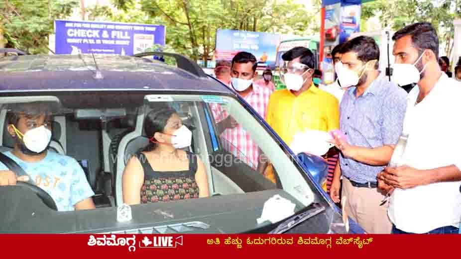 ಪೆಟ್ರೋಲ್ ಹಾಕಿಸಲು ಬಂದವರಿಗೆ ಶಿವಮೊಗ್ಗದಲ್ಲಿ ತಟ್ಟೆ ಬಡಿದು ಸ್ವಾಗತ, ಸ್ವೀಟ್ ಹಂಚಿ ಸಂಭ್ರಮ