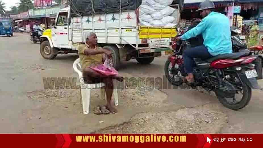 131121 TR Krishnappa Protest In Ripponpete Potholes