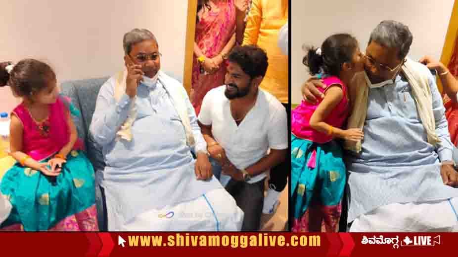 041221 Siddaramaiah with Child Sanvi at Shimoga