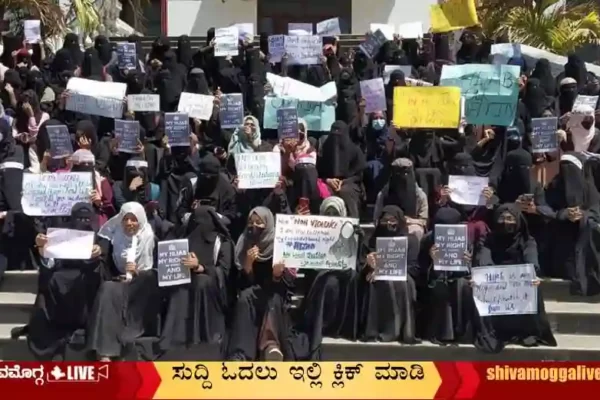 Muslim-Students-Protest-in-favour-of-Burkha.