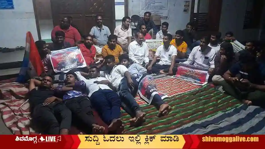NSUI-workers-night-dharna-in-fornt-of-Shimoga-DC-Office