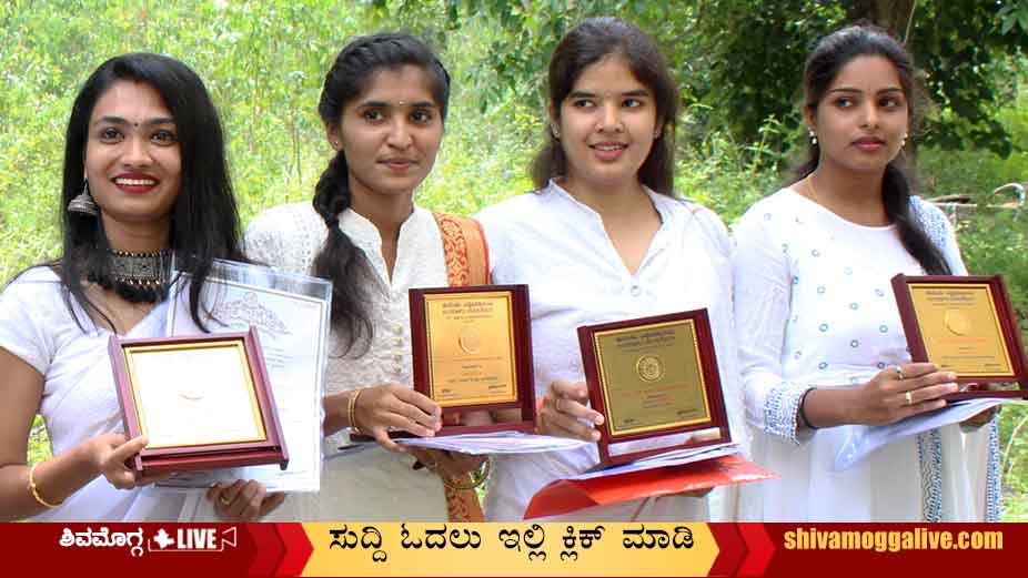 Kuvempu-University-Convocation-Student-with-gold-medal
