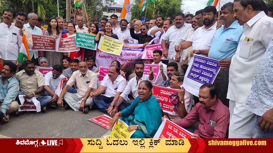 Congress-Protest-in-front-of-Income-Tax-Office