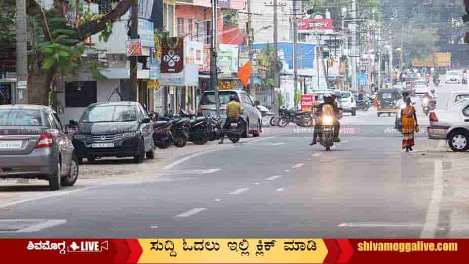 Roads-Vacant-during-Solar-Eclipse-in-Shimoga