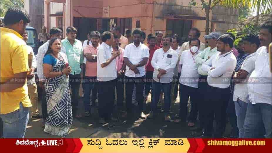 Kimmane-Rathnakar-Protest-in-front-of-Police-Station