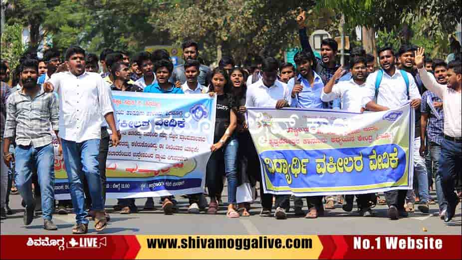 Law-College-Students-Protest-in-Shimoga