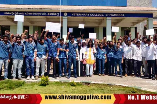 Shimoga-Veterinary-College-students-Protest