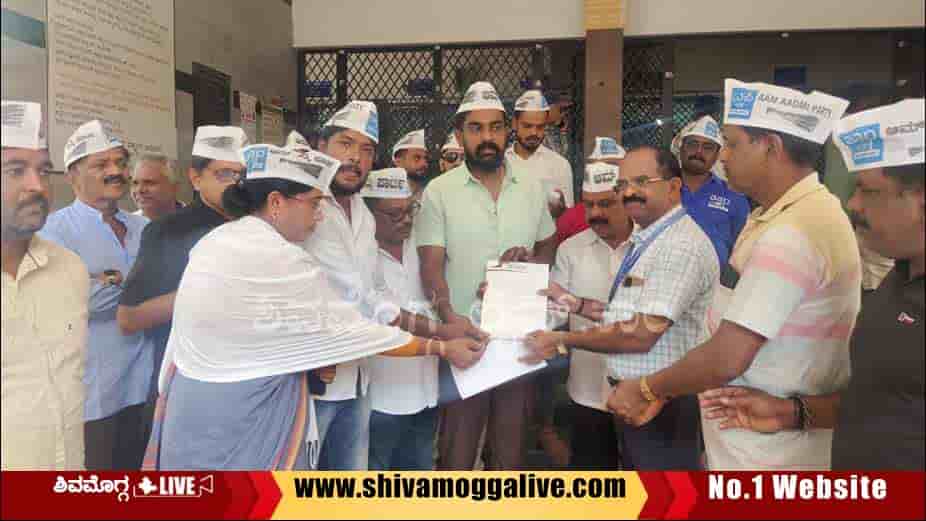 AAP-protest-at-RTO-office-in-Shimoga
