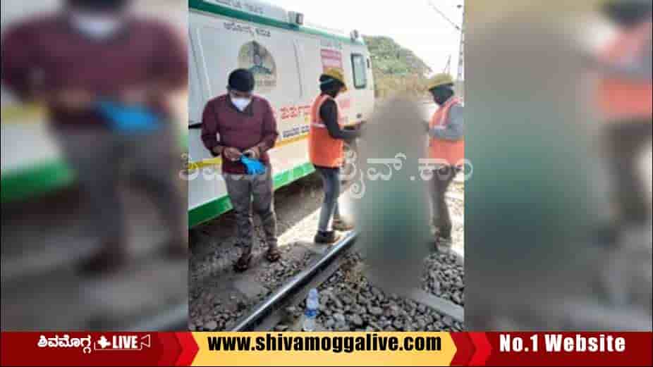 Railway-Police-Rescue-a-woman-in-Shimoga