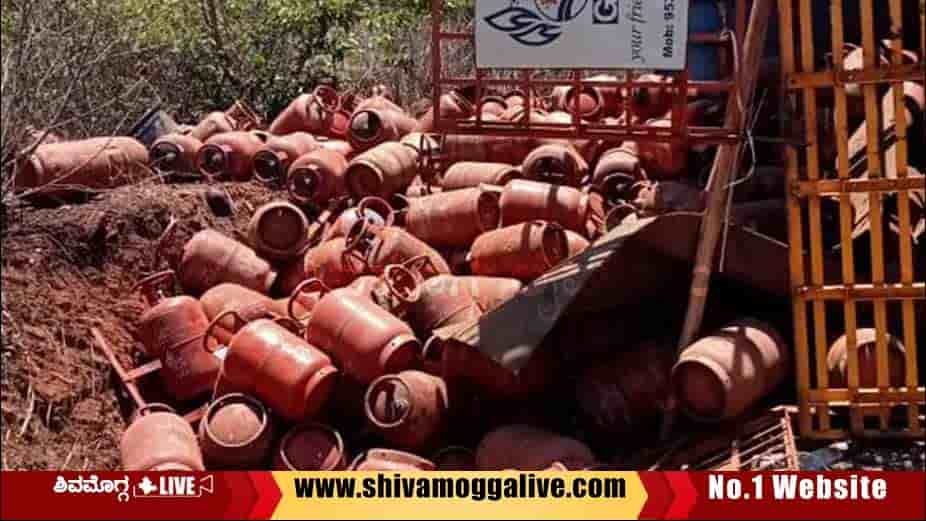 Cylinder-Truck-falls-at-Gauthamapura-near-anandapura