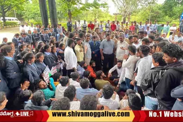 NSUI-held-protest-in-Kuvempu-University-Shankaraghattta