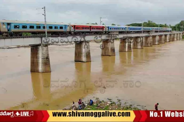 Shimoga-Tunga-river-Yeshwanthapura-Shivamogga-Express-Train-on-railway-bridge.