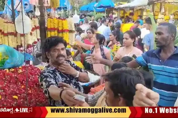 Flower-Selling-During-varamahalakshami-festival.