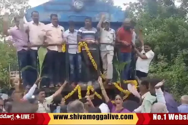 Railway-Stoppage-at-Arasalu-Station-and-locals-celebrate