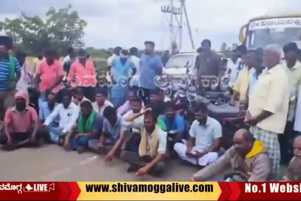 Farmers-Protest-at-gama-cross-in-Shikaripura.webp