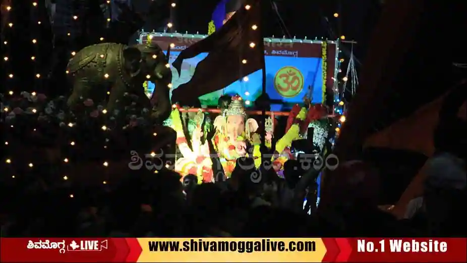 Hindu-Mahasabha-Ganpathi-procession-during-night