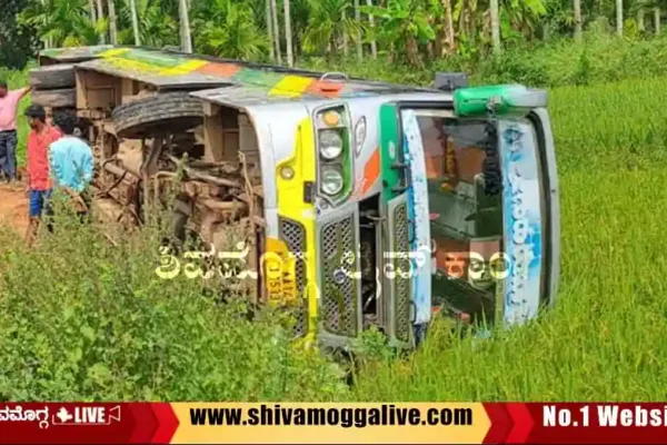 Private-Bus-incident-near-Kallihal-at-Holehonnuru