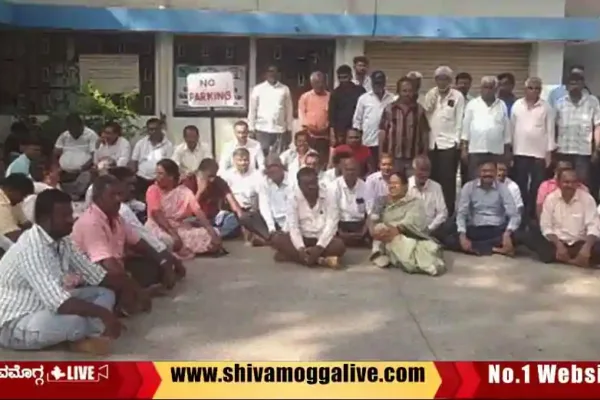 bjp-jds-workers-protest-in-front-of-bhadaravathi-hosamane-police-station