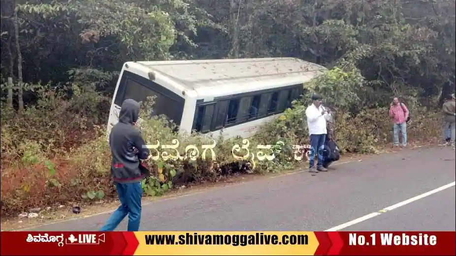BREAKING NEWS - ಶಿವಮೊಗ್ಗ – ಸಾಗರ ರಸ್ತೆಯಲ್ಲಿ ಅಪಘಾತ, ರಸ್ತೆ ಪಕ್ಕದ ಗುಂಡಿಗಿಳಿದ ಖಾಸಗಿ ಬಸ್, ಹೇಗಾಯ್ತು ಘಟನೆ? 1 Prakash-Travels-bus-mishap-at-Gilalagundi-in-sagra-road