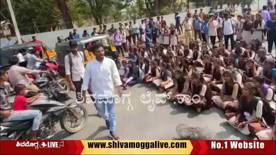 ಅತಿಥಿ ಉಪನ್ಯಾಸಕನಿಂದ ಲೈಂಗಿಕ ಕಿರುಕುಳ ಆರೋಪ, ರಸ್ತೆಗಿಳಿದ ವಿದ್ಯಾರ್ಥಿಗಳು, ಬಂಧನಕ್ಕೆ ಬಿಗಿಪಟ್ಟು 5 050123 Students protest against guests lecturer