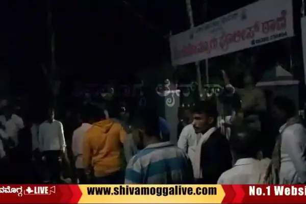 Hosa-Jambaraghatta-villagers-protest-in-front-of-Holehonnuru-station