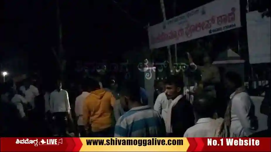 Hosa-Jambaraghatta-villagers-protest-in-front-of-Holehonnuru-station