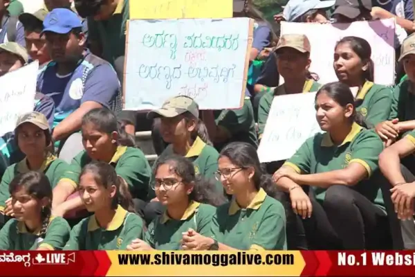 Forestry-Graduates-protest-in-Shimoga-DC-Office